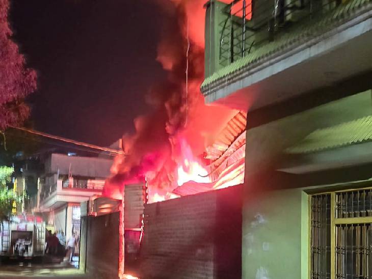 इस तरह से लपटें ऊंची उठती हुई दिखाई दी।