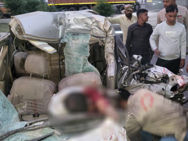 अर्टिगा में ड्राइवर के बगल की सीट पर हेड कॉन्स्टेबल गौरव प्रताप सिंह बैठे थे। उनकी मौत हो गई।