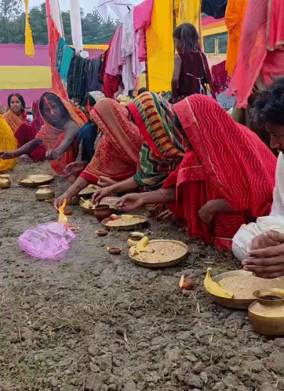 प्रसाद ग्रहण करती छठ व्रती।