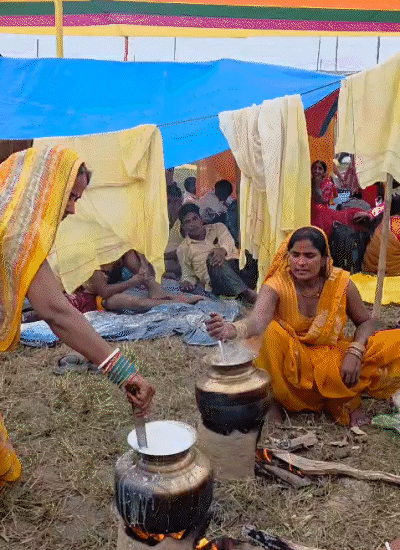 मिट्टी के चूल्हे पर खीर बनाती व्रती।