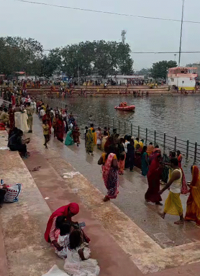 सूर्य कुंड में स्नान करती छठ व्रती महिलाएं।