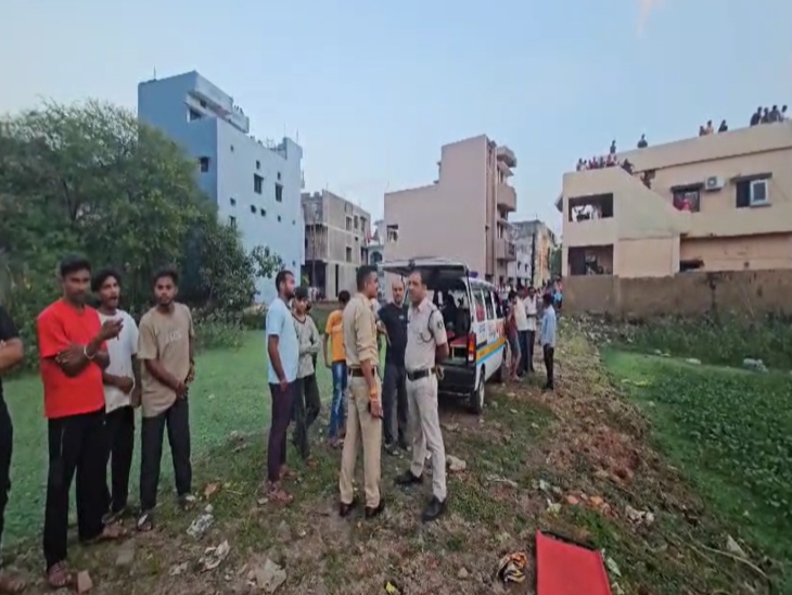 पुलिस का कहना है कि शव को पोस्टमार्टम के लिए भेजा जाएगा, और रिपोर्ट आने के बाद ही मौत के कारणों का खुलासा हो पाएगा।