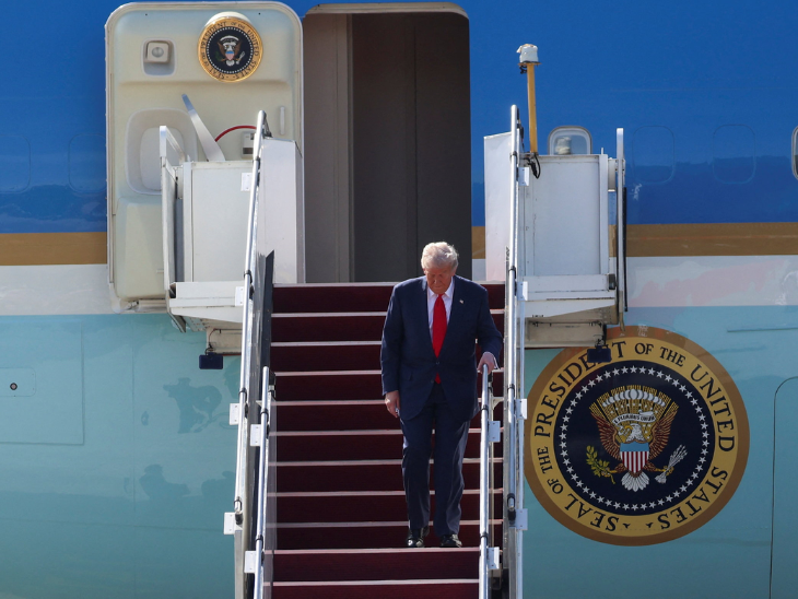 ट्रम्प रविवार सुबह मलेशिया के कुआलालंपुर एयरपोर्ट पर लैंड किए।