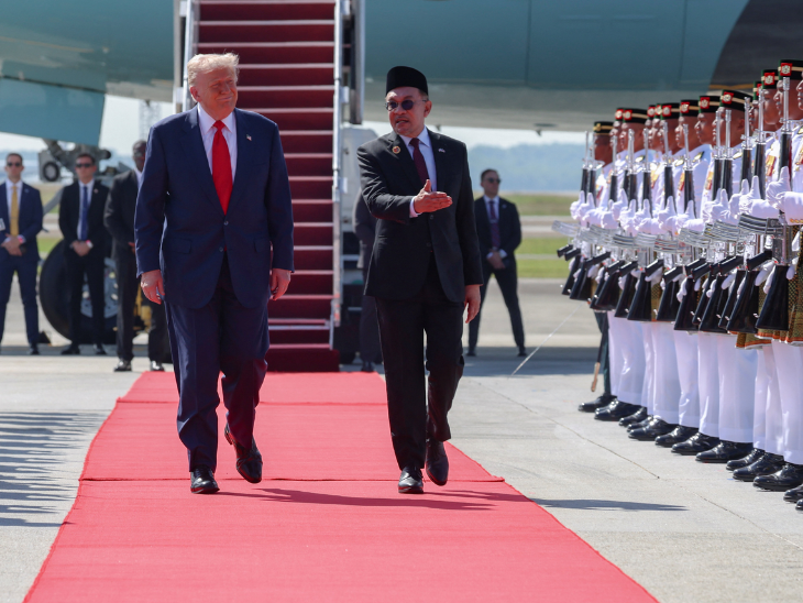 मलेशिया के प्रधानमंत्री अनवर इब्राहिम ने रेड कार्पेट पर ट्रम्प का स्वागत किया।