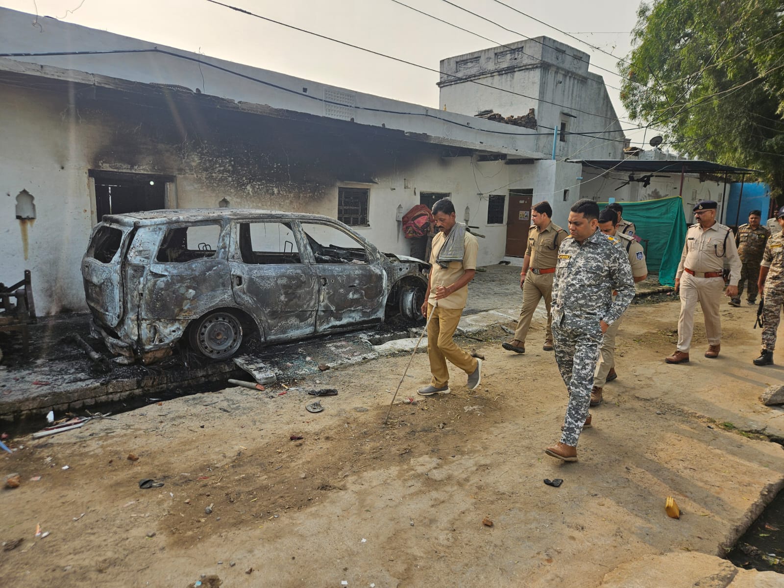 जाटव समाज के लोगों ने एक कार व बाइक को आग के हवाले कर दिया।