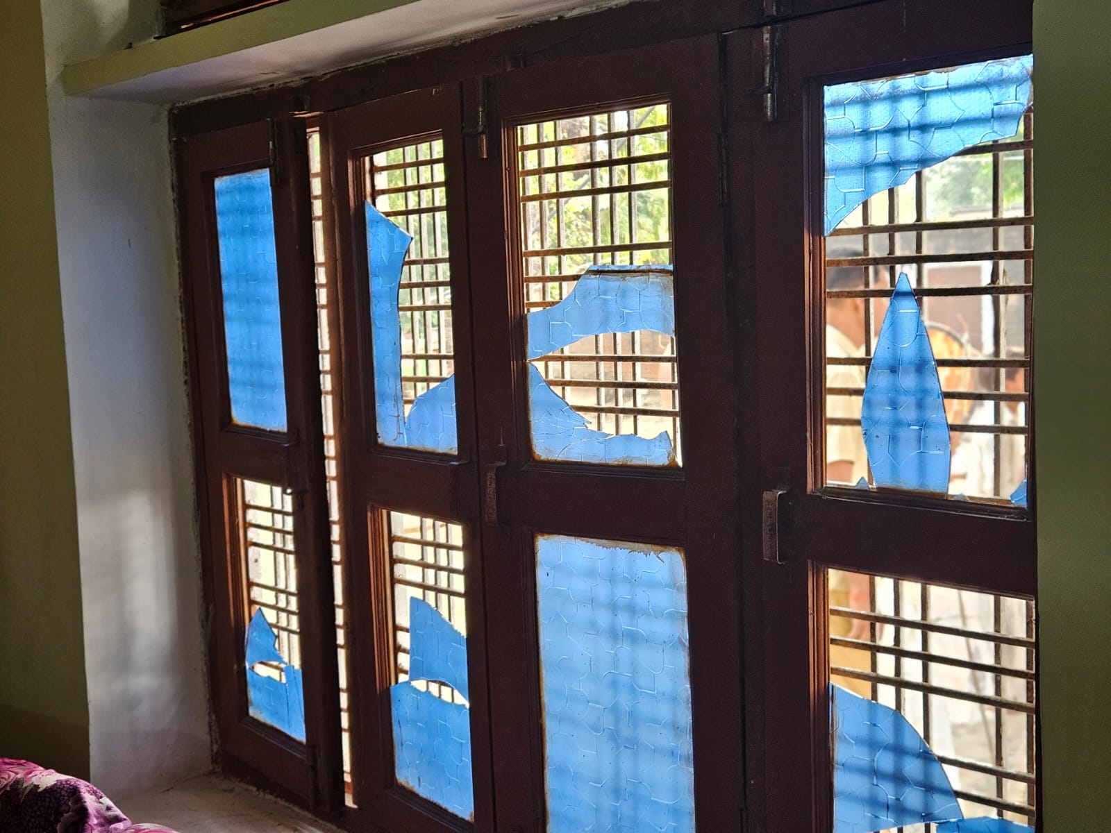 पांच लोगों ने मिलकर लाठी-डंडों से हमला बोल दिया।