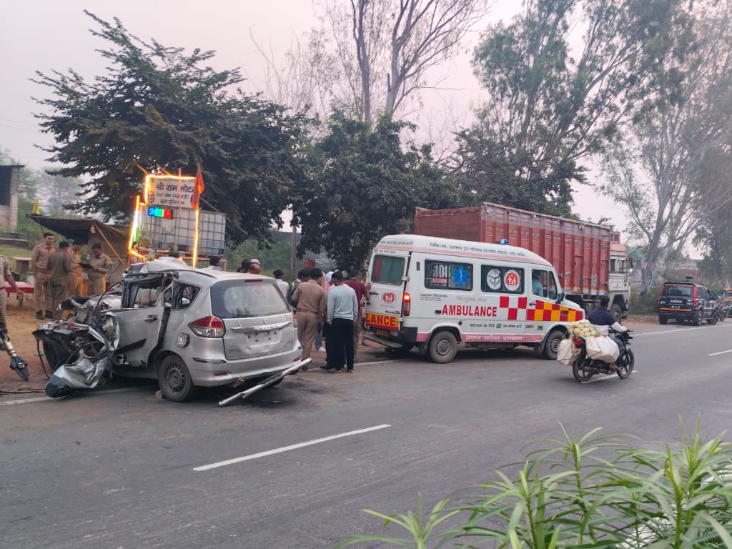 सड़क किनारे खड़े इसी ट्रक में अर्टिगा कार घुस गई। कार का अगला हिस्सा पूरी तरह डैमेज हो गया।