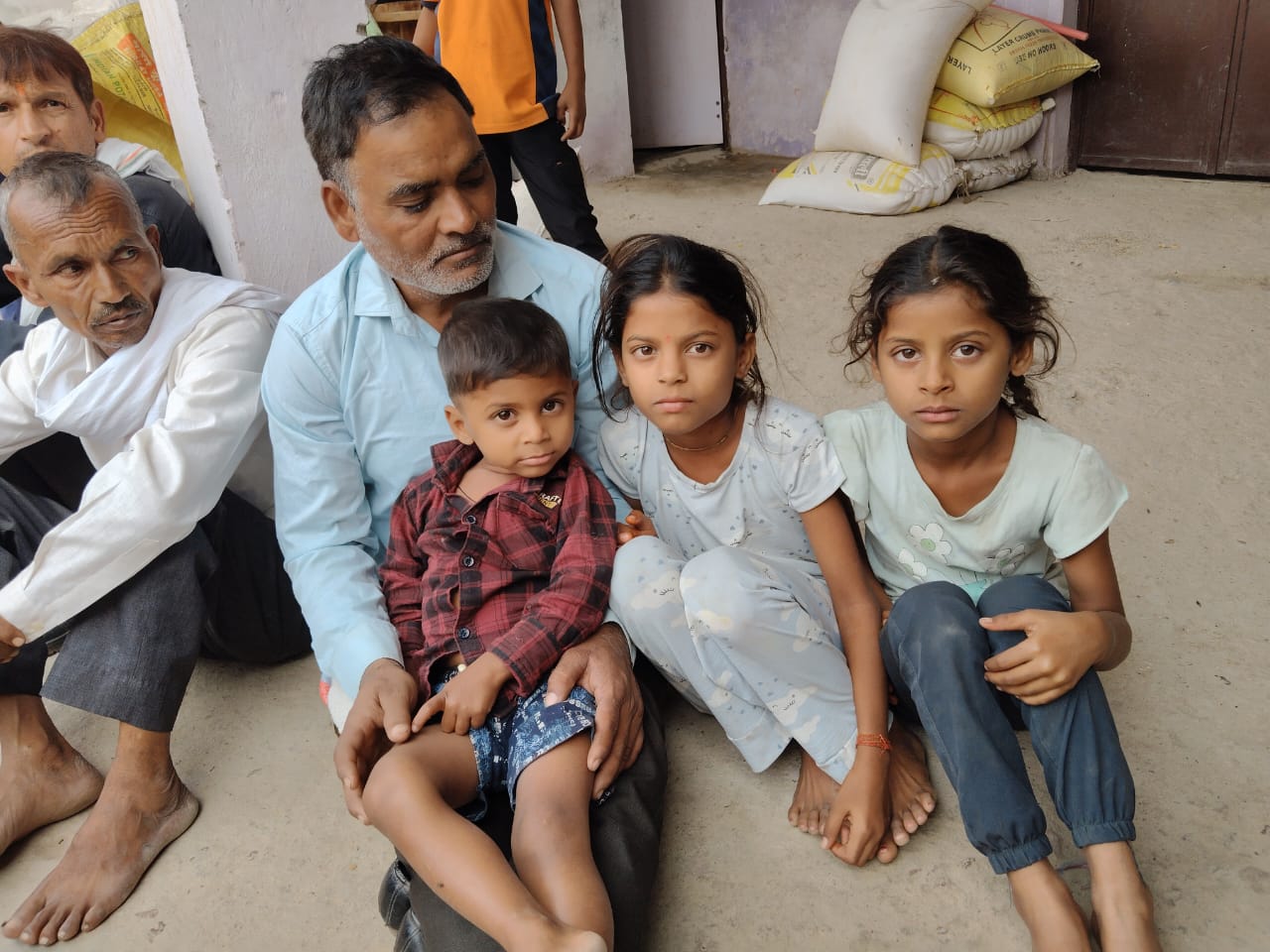 देवा की मौत से अनजान उसके तीनों बच्चे गुमसुम बैठे थे।