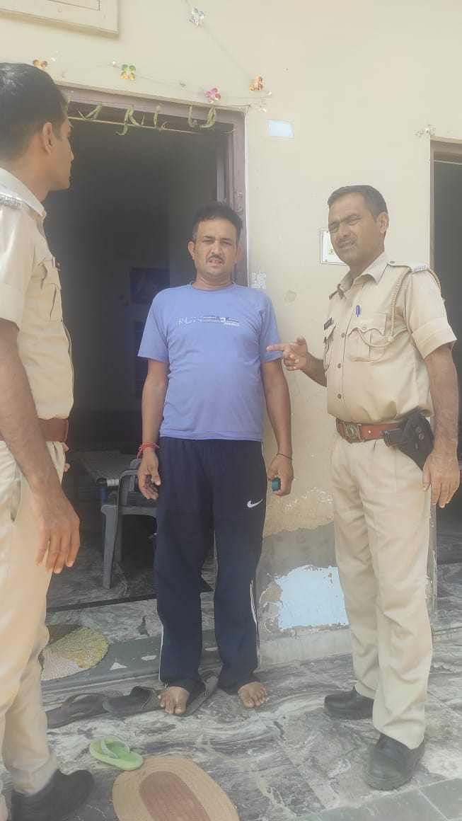 सीकर पुलिस ने हिस्ट्रीशीटर चंदू राना से अभियान के तहत पूछताछ की।