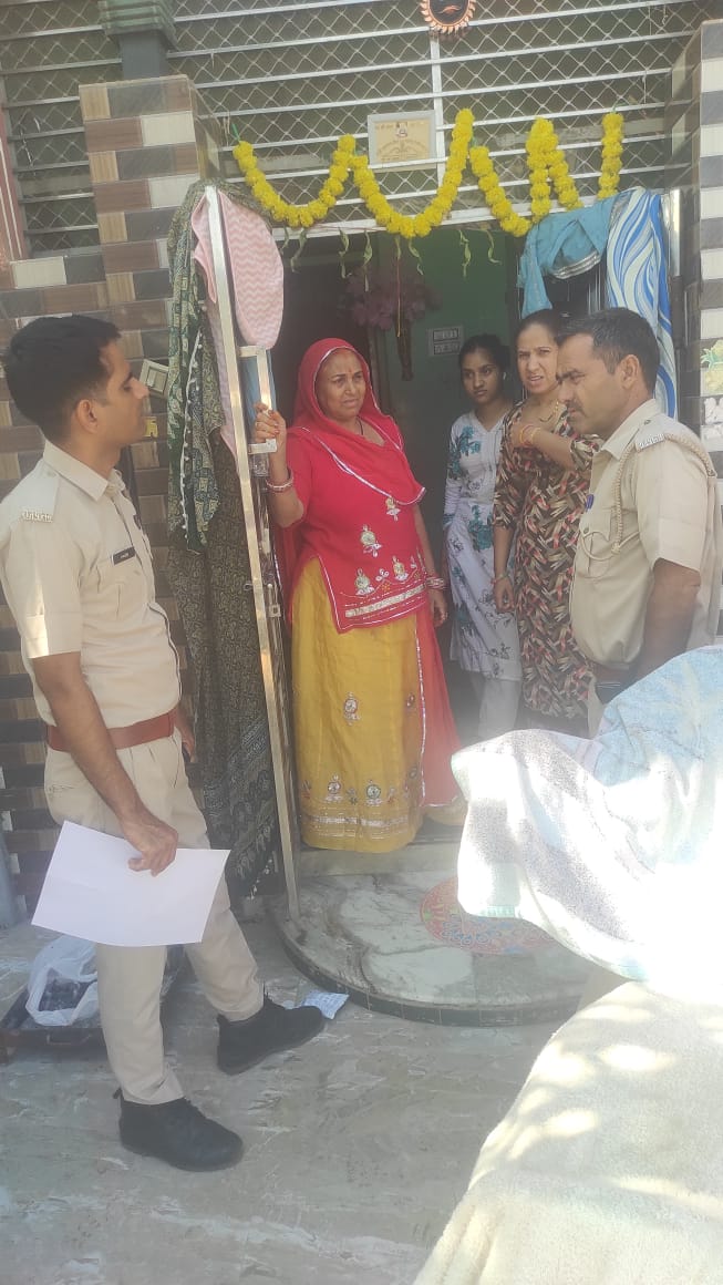 हिस्ट्रीशीटर देवेंद्र के घर पर सीकर पुलिस ने पूछताछ की।