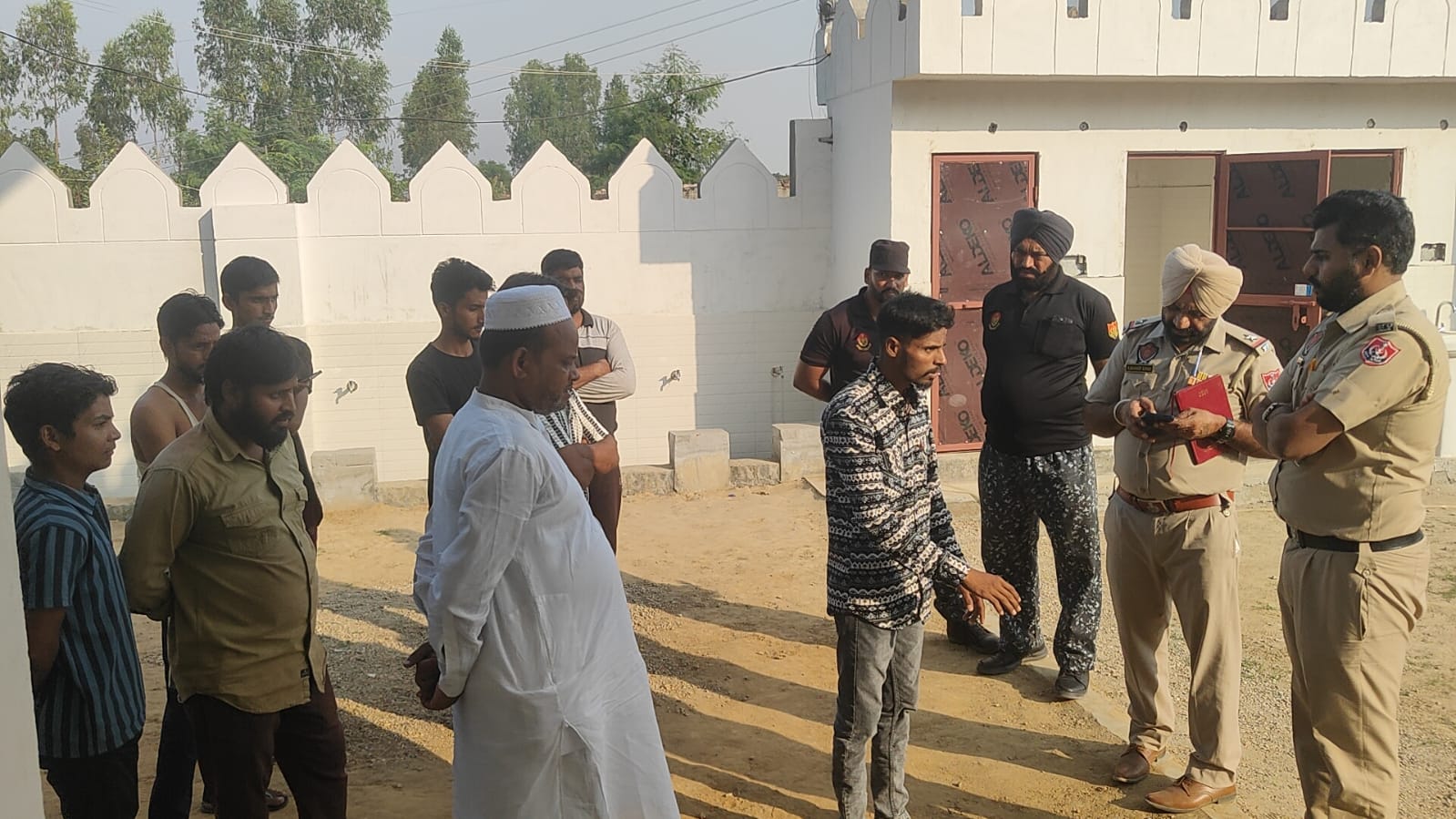 घटना के बारे में पूछताछ करती थाना सदर पुलिस।