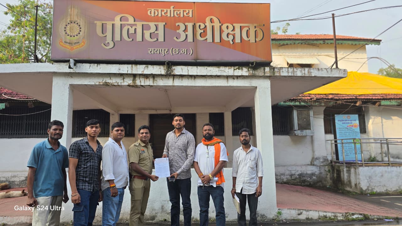 बजरंग दल ने अपराधी का मुंडन करके जुलूस निकालने और 36 फीट की मूर्ति स्थापित करने की मांग की है।