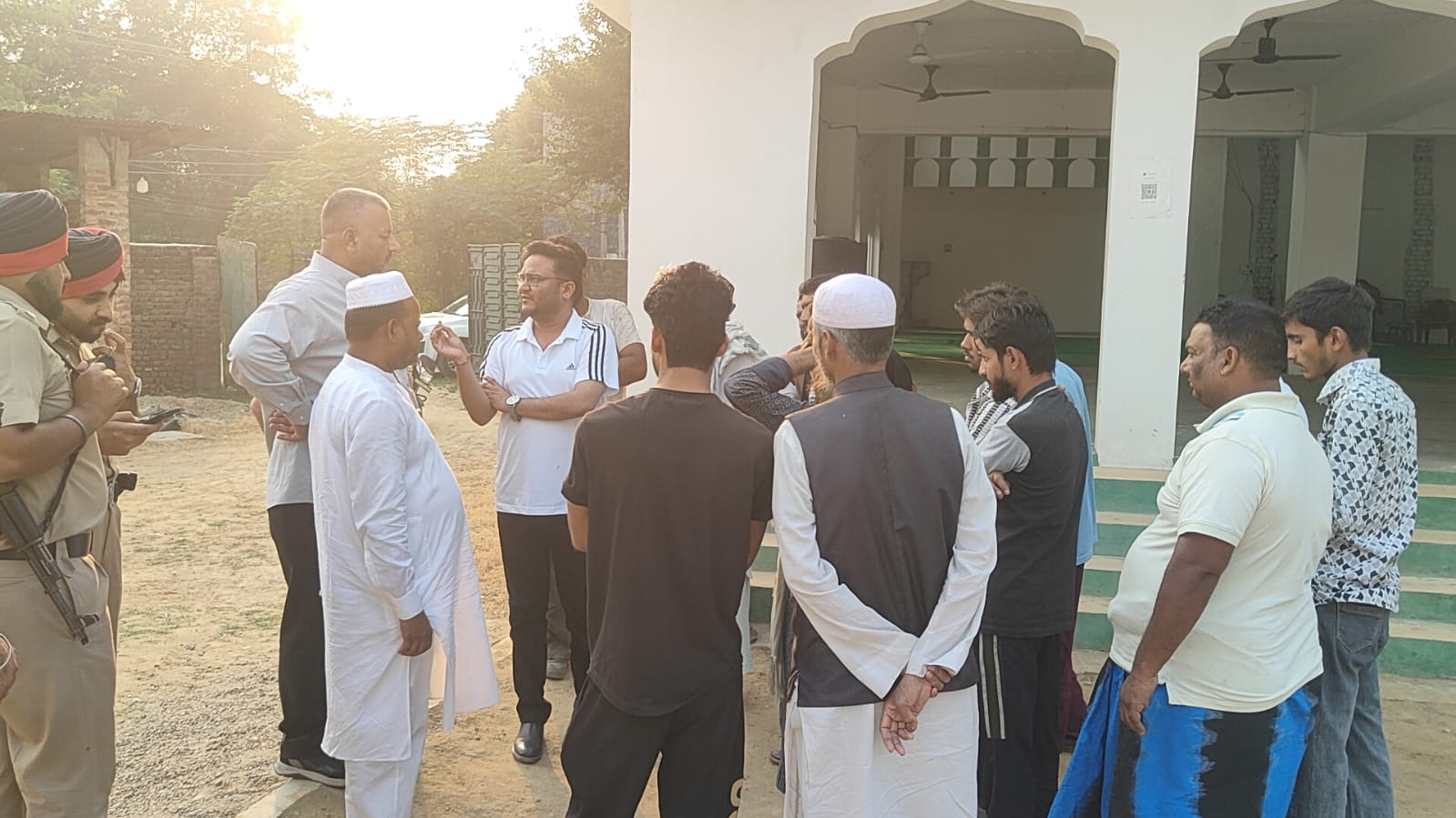 पुलिस को घटना की जानकारी देते लोग।