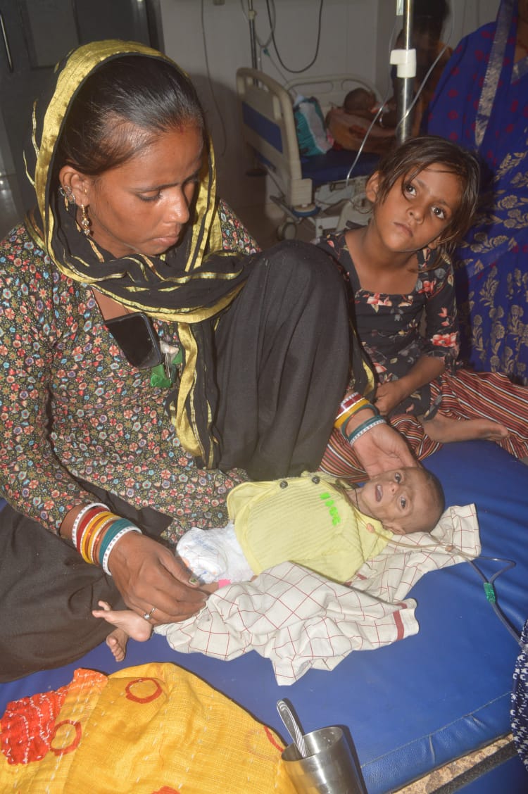 जन्म के समय बच्चे का वजन 3 किलो था, जो बाद में 2.5 किलो तक सिमट गया।