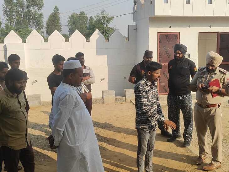 पुलिस को घटना की जानकारी देते लोग।