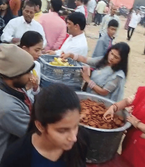 यह तस्वीर पिछले साल की है। अंतरराष्ट्रीय ब्राह्मण महासभा (सांगानेर विधानसभा) अध्यक्ष प्रमोद पाठक की अगुवाई में छठ महापर्व के समापन पर श्रद्धालुओं को ठेकुआ व विभिन्न फल बांटा गया था।