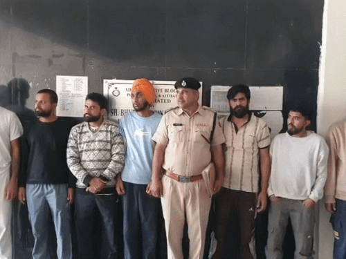 कैथल के 14 लोगों को अमेरिका से डिपोर्ट किया गया है। पुलिस लाइन में मौजूद वापस लौटे लोग। - Dainik Bhaskar