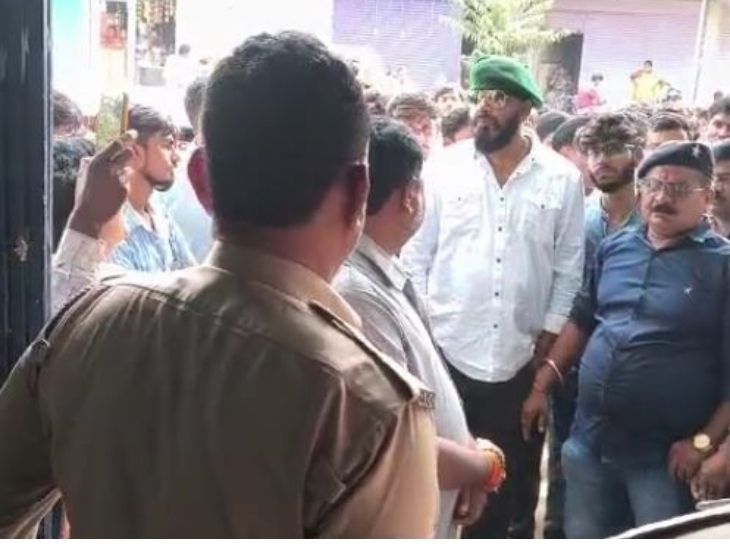 ये तस्वीर 22 अक्टूबर दोपहर की है जब करणी सेना ने थाने पर आकर प्रदर्शन किया था।