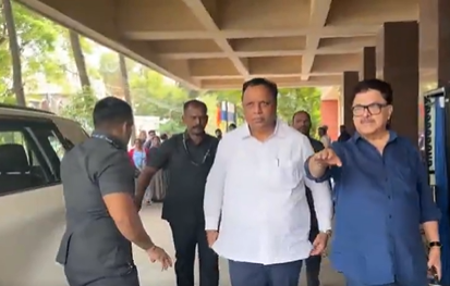 सतीश शाह यांना गाणे गात दिला अंतिम निरोप: 'साराभाई व्हर्सेस साराभाई' या मालिकेच्या टीमने शोच्या शीर्षकगीतासह केले अलविदा भाजप नेते आशिष शेलार, अशोक पंडित यांच्यासह, सतीश शाह यांचे पार्थिव जिथे ठेवण्यात आले होते, तिथे हिंदुजा रुग्णालयात पोहोचले.