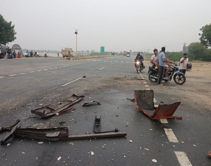 पाली के चंडावल थाना क्षेत्र के सांडिया गांव के पास हाईवे पर हुए हादसे के बाद सड़क पर बिखरे पड़े गाड़ी के पार्ट्स।