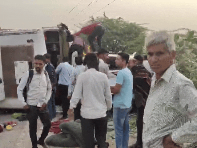 बस और कार की आमने-सामने की टक्कर इतनी जोरदार थी कि बस पलट गई। घटना स्थल पर अफरा-तफरी का माहौल बन गया।