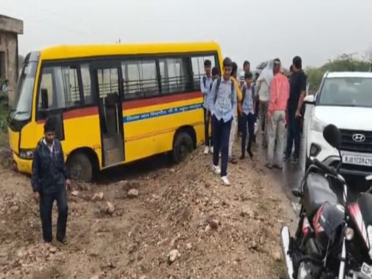 School bus steering fails, 10 children injured