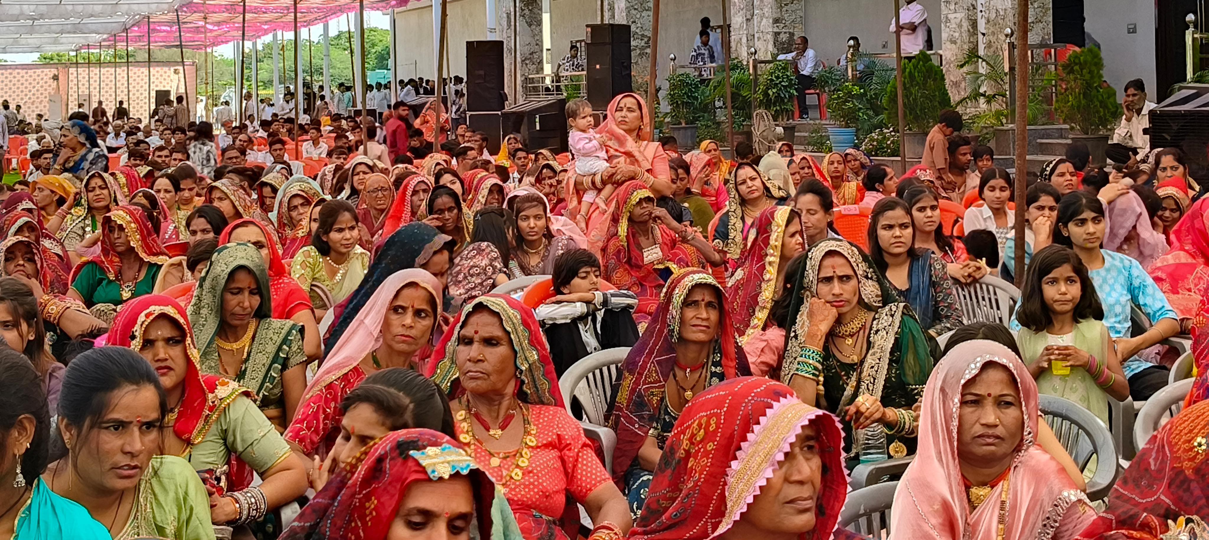 सीकर में अयोजित सर्व समाज के सामूहिक विवाह सम्मेलन में मौजूद महिलाएं।