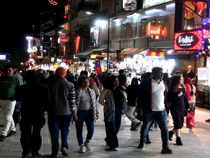 पहाड़ों पर मौसम सुहावना होने के बाद मनाली में बढ़ने लगी चहल-पहल।