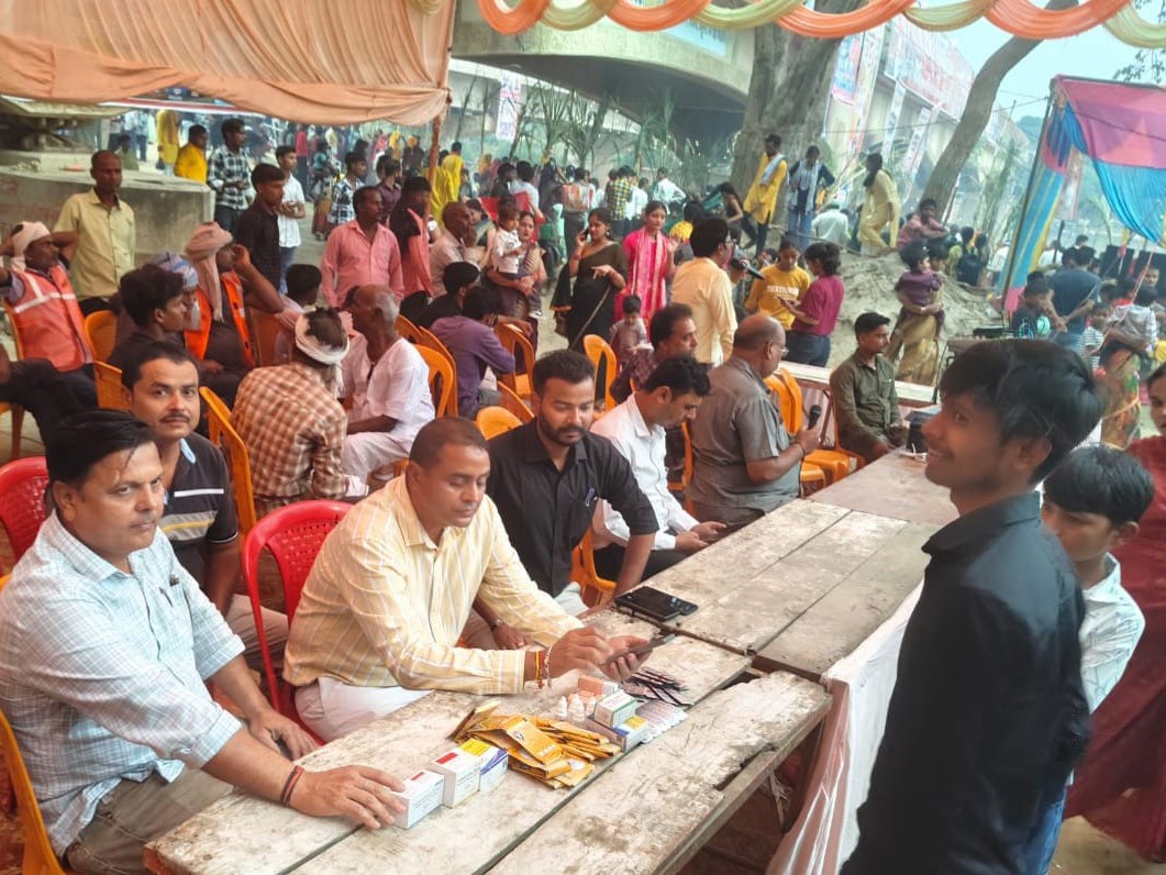 घाट पर श्रद्धालुओं की भीड़। - Dainik Bhaskar