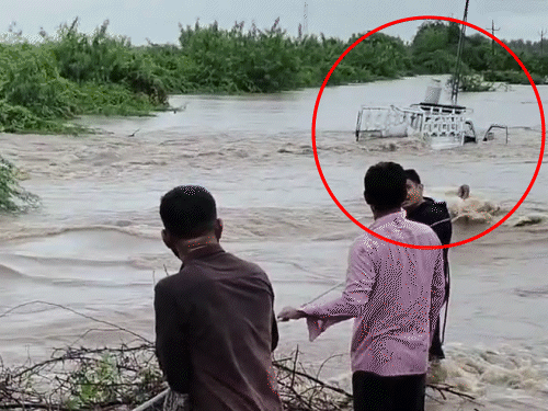 गुजरात के अमरेली जिले की घातरवाड़ी नदी में बाढ़ आ गई।बिजली का पोल गिरा। बोलेरो फंसी।