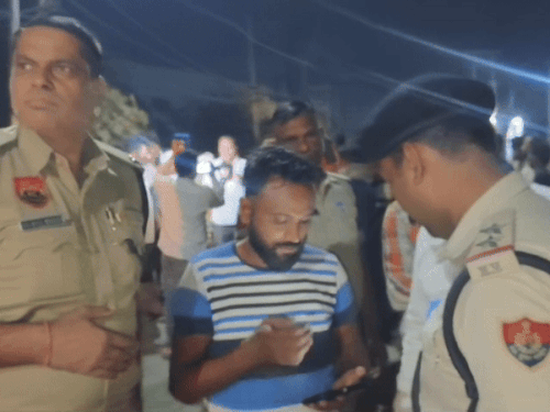परिजनों को समझाती पुलिस।