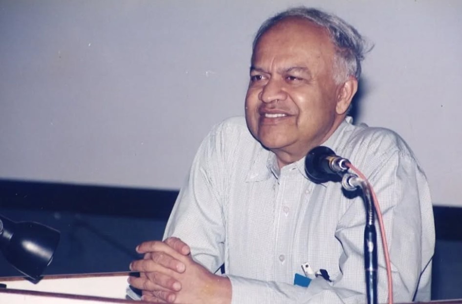 प्रो. नार्लीकर 1981 में वर्ल्ड कल्चरल काउंसिल के संस्थापक सदस्य थे। 1994 में इंटरनेशनल एस्ट्रोनॉमिकल यूनियन के कॉस्मोलॉजी कमिशन के अध्यक्ष रहे।