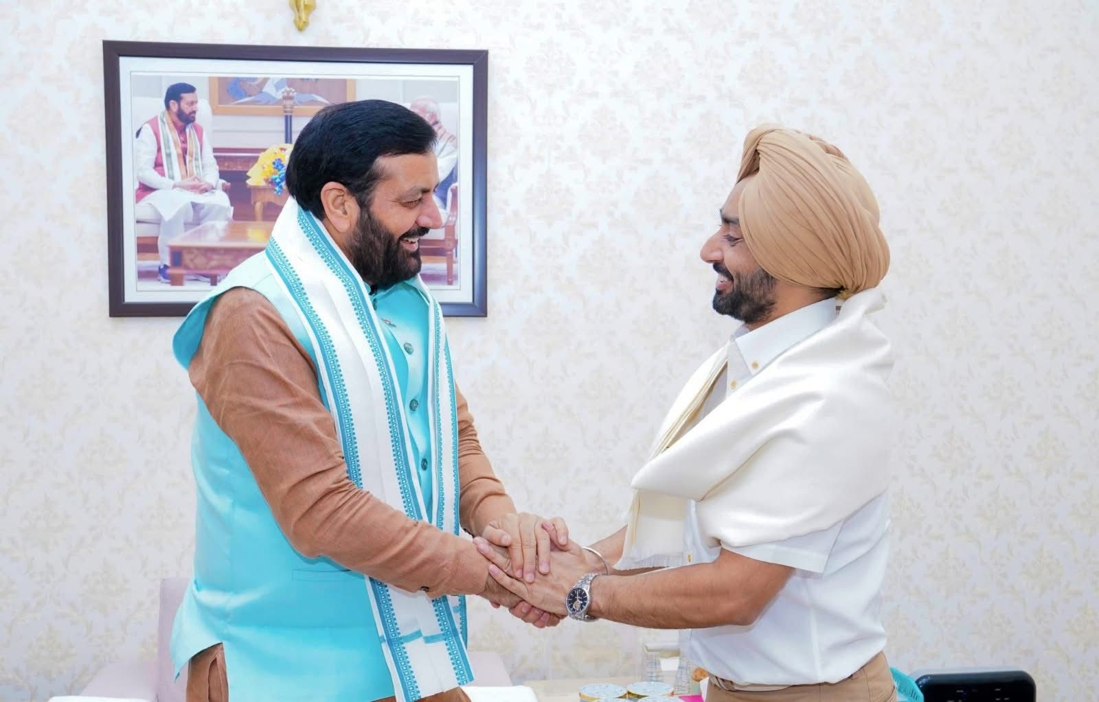 CM सैनी ने सुना पंजाबी सिंगर सरताज का गाना:  बोले-हम आपकी पूरी मदद करेंगे; सरकार गुरुओं की शिक्षाओं और आदर्शों को आगे बढ़ा रही – Haryana News