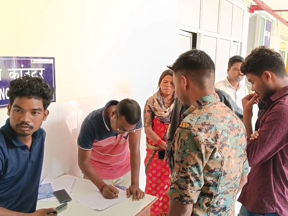 सड़क हादसे में पति की मौत, पत्नी घायल:  गुमला में रिश्तेदार के यहां से लौट रहे थे घर, अचानक बाइक के ठीक सामने आया बैल – Gumla News
