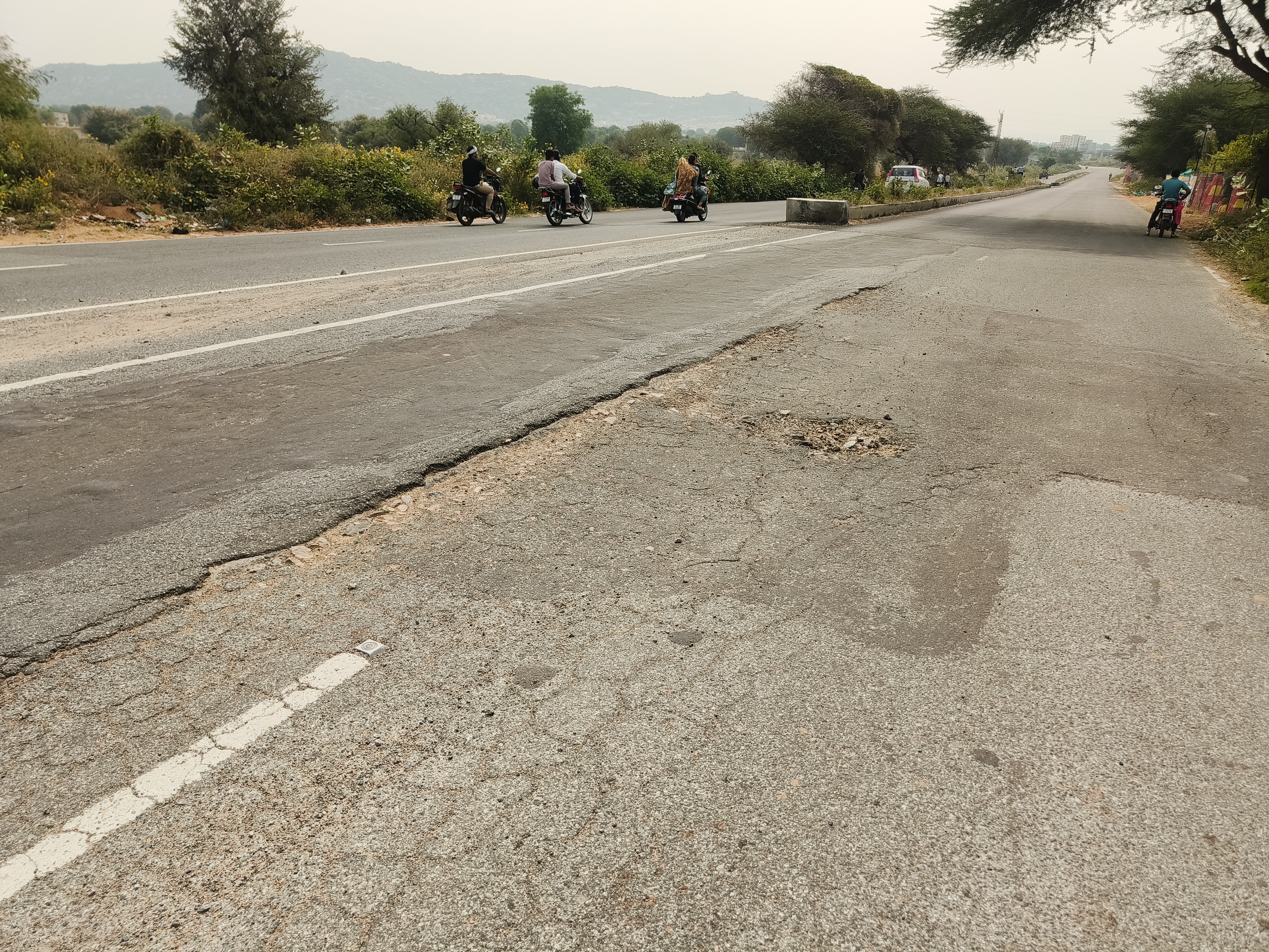 गुढ़ागौडज़ी से झुंझुनूं तक स्टेट हाईवे 37 पर गहरे गड्ढे है।