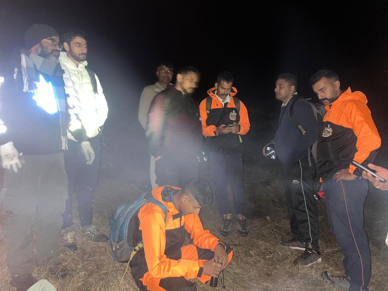 दुरबीन और जीपीएस से युवकों की लोकेशन ट्रैक करती एसडीआरएफ की टीम