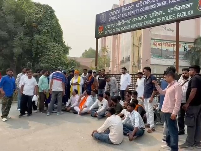 फाजिल्का में डीसी कार्यालय का गेट बंद कर प्रदर्शन:  सरकारी गोशाला में प्रबंध न होने के लगाए आरोप, बोले- भूखे मर रहे पशु – Fazilka News