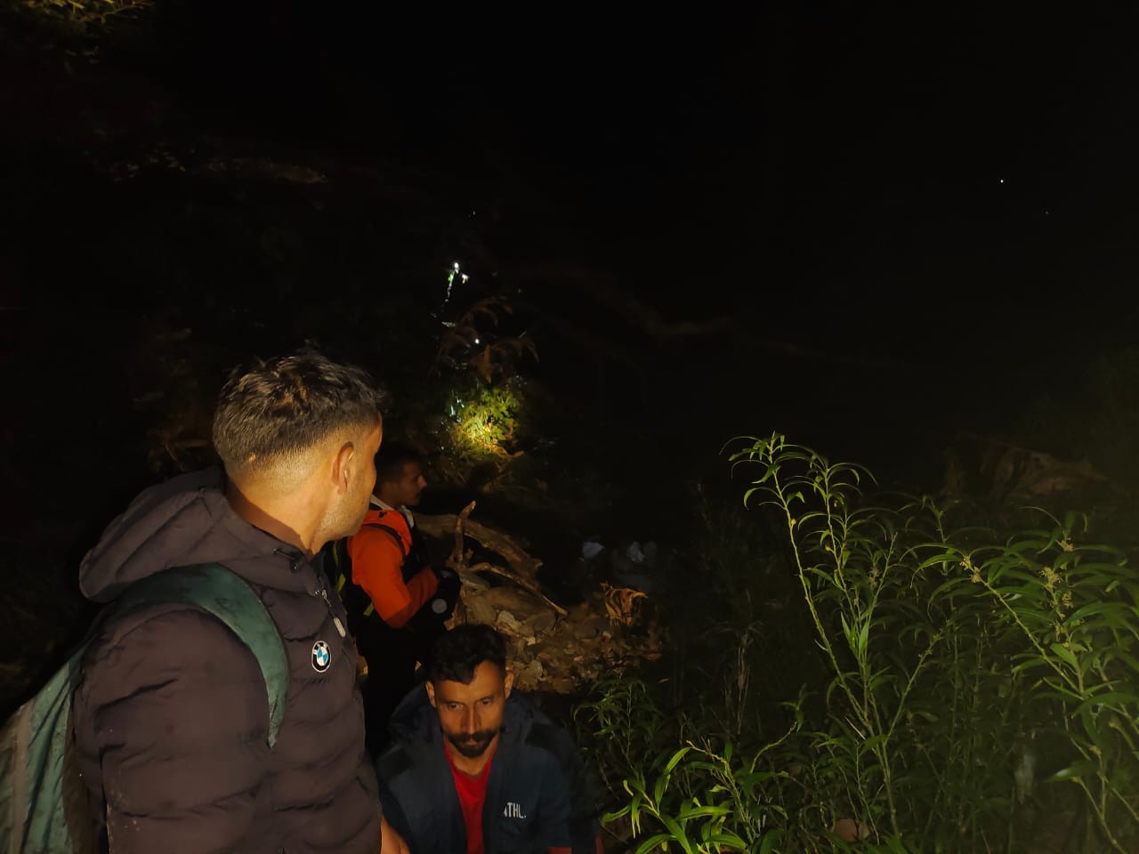 पहाड़ी रास्ते युवकों को ट्रैक करने में लगी एसडीआरएफ की टीम