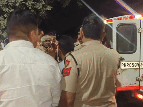शव को कब्जे में लेकर जाती पुलिस।