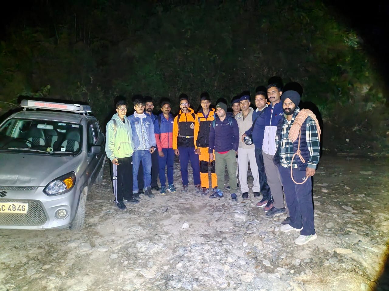 खोजने के बाद युवकों के साथ एसडीआरएफ की टीम