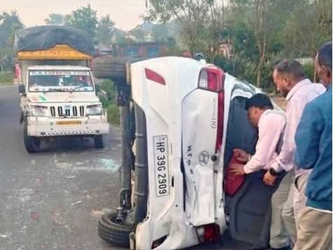 हादसे के बाद पलटी कार