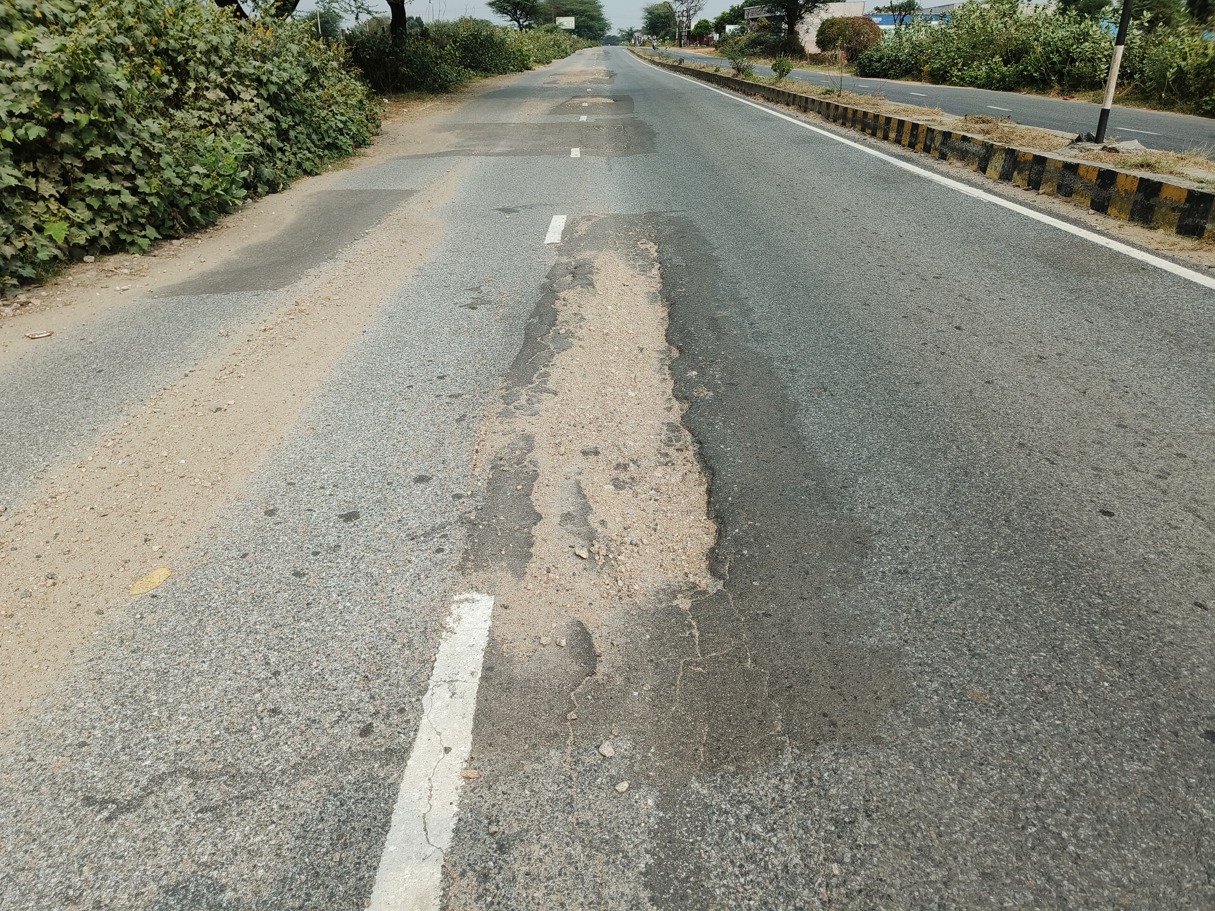 कुछ महीने में ही सड़क के फिर टूटने से हादसों का खतरा बढ़ गया है।