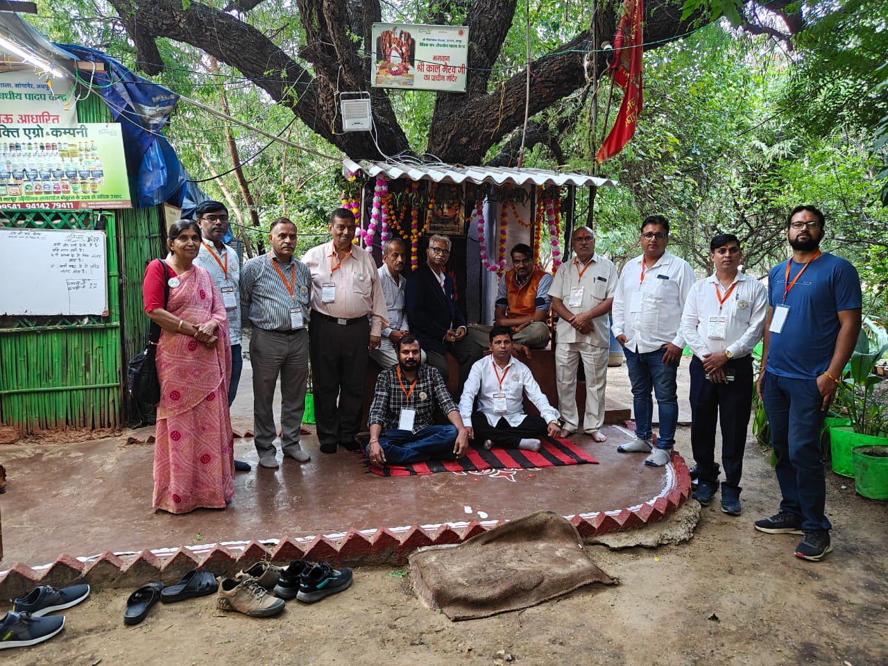 प्रतिभागियों ने काल भैरव भगवान के मंदिर के दर्शन किए, जो खेजड़ी के पवित्र वृक्ष के नीचे स्थित है।