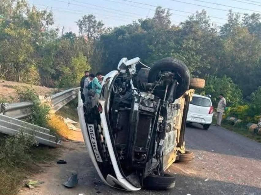 रेलिंग से टकराने के बाद कार का हाल