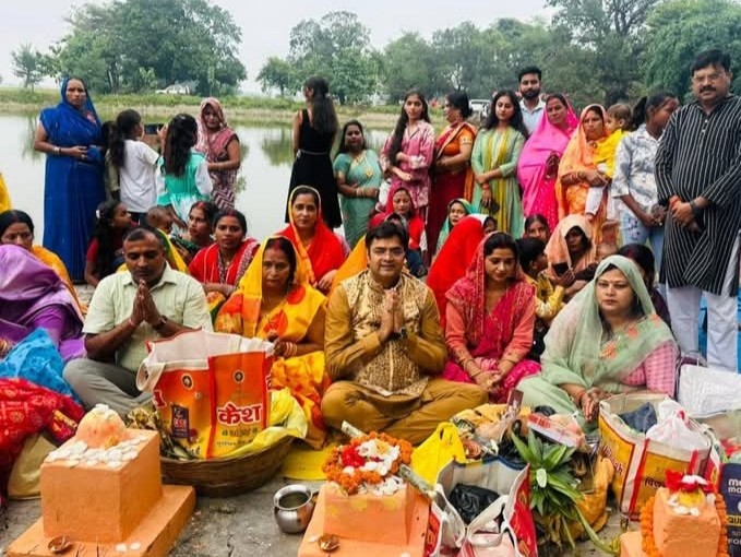 शोहरतगढ़ विधायक ने छठ पर्व मनाया। - Dainik Bhaskar