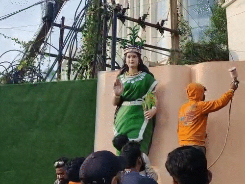 रविवार को हुए बवाल के बाद नई प्रतिमा स्थापित की गई है।