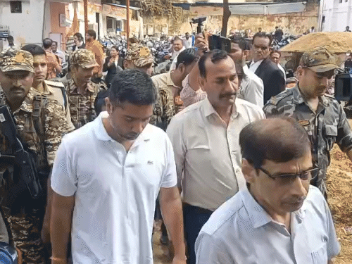 ED के अधिकारियों ने चैतन्य बघेल को गिरफ्तार कर रायपुर कोर्ट में पेश किया था, तब की तस्वीर है।