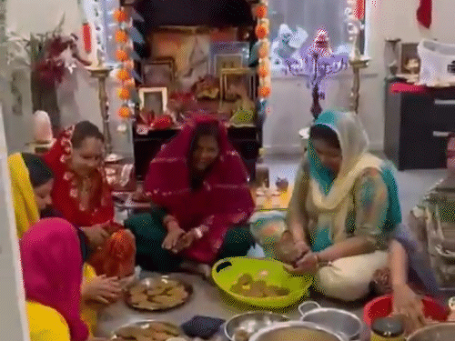 ऑस्ट्रेलिया के मेलबर्न में छठ पूजा के लिए प्रसाद बनाती महिलाएं।