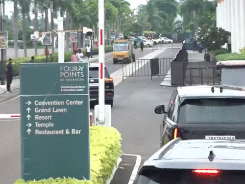 एक्टर विजय और उनकी टीम रिजॉर्ट पहुंची।