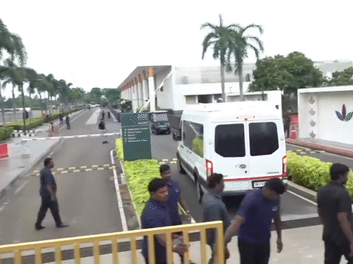 एक्टर विजय से मिलने रिजॉर्ट में पहुंचे पीड़ितों के परिवार।